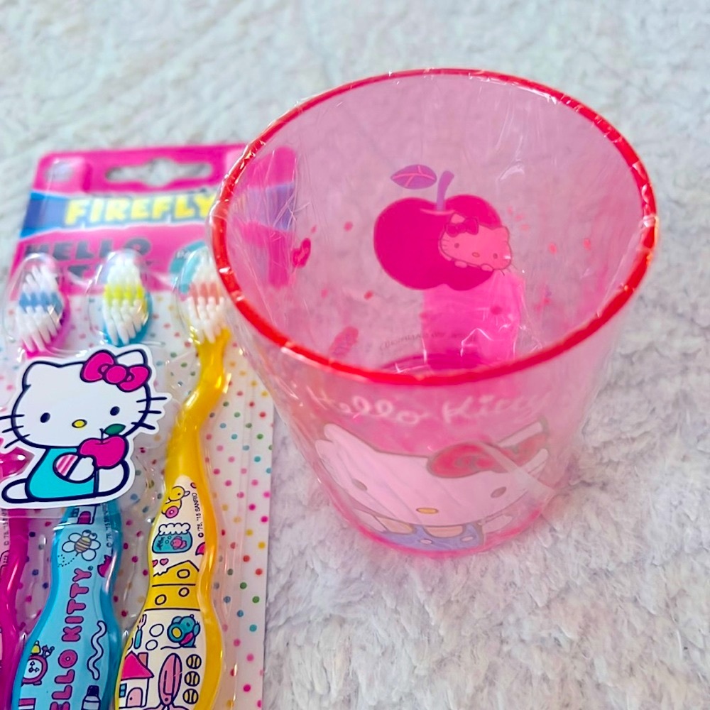 Hello Kitty Toothbrush Set - Picture 2 of 3